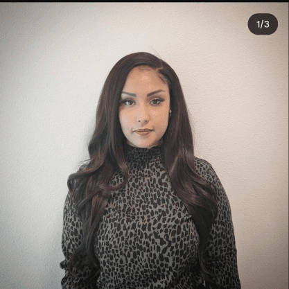 Alyssa oprichter van Lady Ride VIP, naast haar Volvo XC90